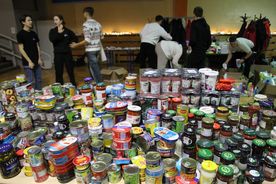 Pakowanie paczek w ramach akcji Czapka Św. Mikołaja Młodziezowej Rady Miasta Rybnika