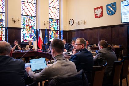 Zdjęcie przedstawia posiedzenie Komisji Bezpieczeństwa i Porządku Publicznego.