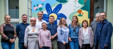 Odsłonięcie muralu ekologicznego wykonane przez uczestników stowarzyszenia Oligos