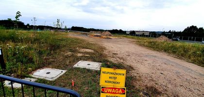 Roboty ziemne przy węźle drogowym i tablica informująca o pracach