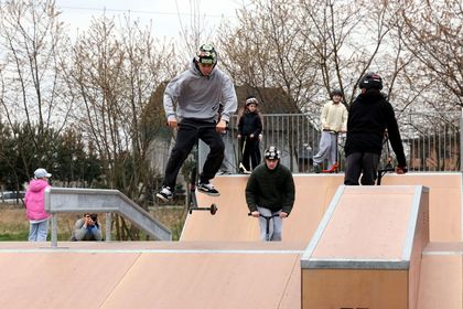 Dzieci zjeżdżające po rampie