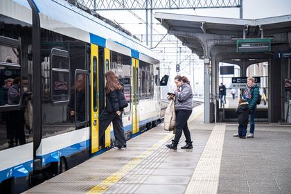 Pociąg stojący na stacji w Rybniku