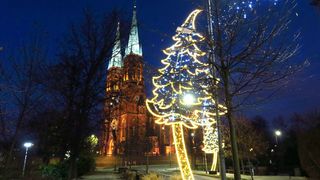Nocne zdjęcie bazyliki w Rybniku i świetlnej choinki