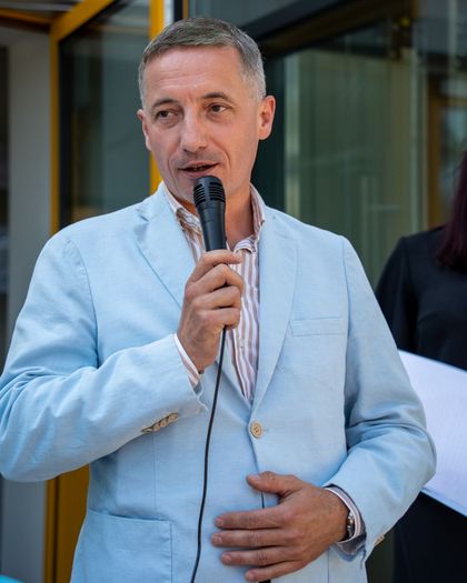 mężczyzna z mikrofonem