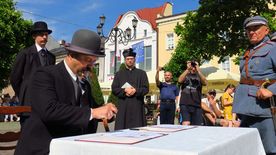 Inscenizacja historyczna grup rekonstrukcyjnych, odtwarzająca wydarzenia sprzed 100 lat, kiedy to na rybnickim rynku podpisane zostały dwa ważne dokumenty związane z przyłączeniem Śląska do Polski