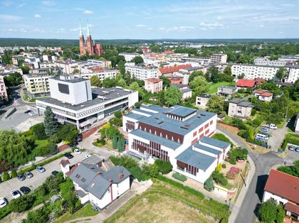 Budynek rybnickiej biblioteki po termomodernizacji w przestrzeni miasta