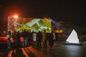 Wieczorny mapping na ścianie Galerii Sztuki Rzeczna