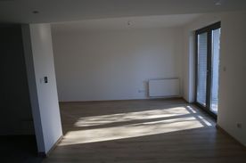 Przestrzeń dużego pokoju w nowym mieszkaniu, bez mebli i sprzętów 