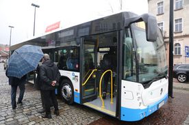 Autobus komunikacji miejskiej stojący na przystanku