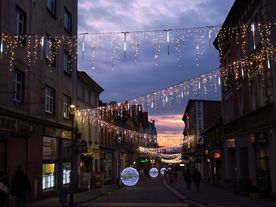 Świąteczne, świecące ozdoby uliczne - ledowe kule i girlandy