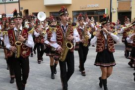 Orkiestra dęta maszerująca ulicami miasta 