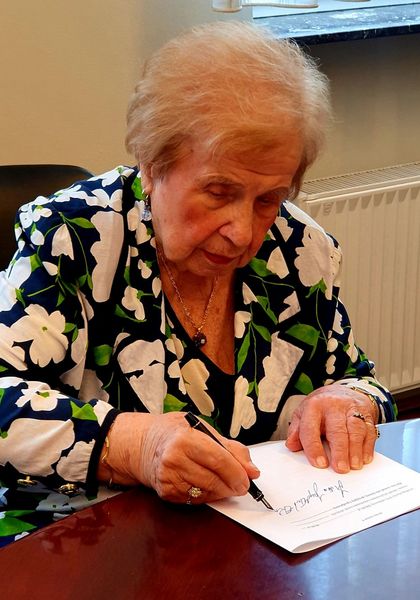 Lidia Grychtołówna podpisująca dokument