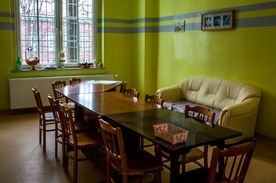 Wnętrze sali szpitalnej, pokój rekreacyjny: stół, krzesła, kanapa