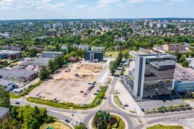 Rybnik z lotu ptaka, widok na Plac Armii Krajowej, okoliczne budynki i przestrzeń przeznaczona na powierzchnie biurowe prywatnych inwestorów.