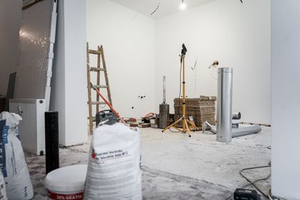 Prace remontowe i malarskie w pomieszczeniach powstającego Urban Labu