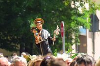 Procesja rybniczan ulicami miasta z zabytkową figurą świętego Antoniego