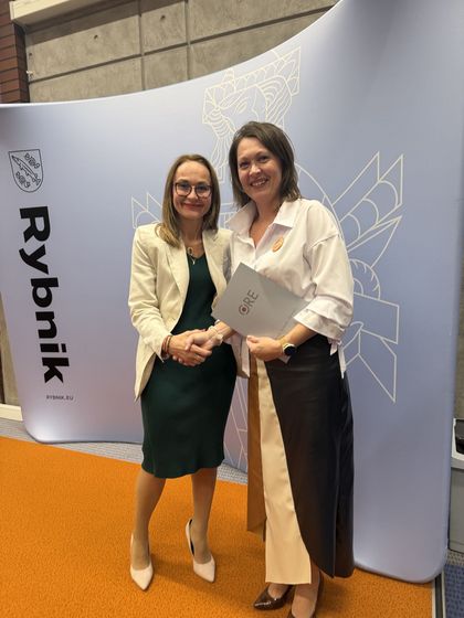 dwie kobiety pozujące do zdjęcia