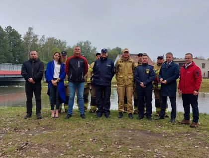 Służby w trakcie briefing prasowego
