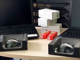 Laptopy fot.K 1 Laptop, myszka i akcesoria komputerowe na biurku