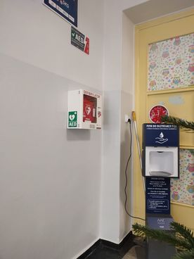 Defibrylator AED na ścianie budynku użyteczności publicznej w dzielnicy Boguszowice Osiedle. 