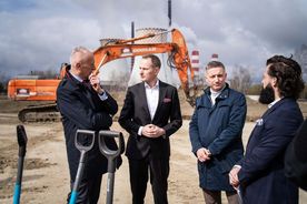 Zdjęcie przedstawia symboliczne wbicie pierwszej łopaty.