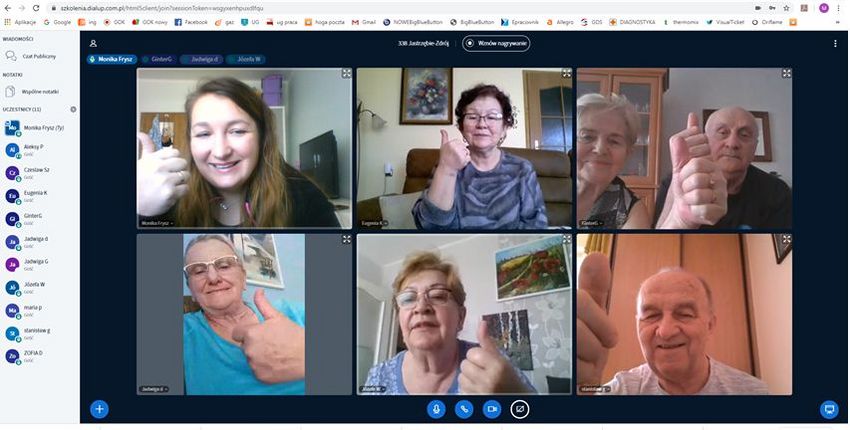 Uczestnicy zajęć on-line dla seniorów w trakcie zdalnej pracy