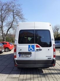 Tył białego busa do przewozu osób niepełnosprawnych