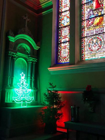 Świątecznie udekorowane wnętrze kaplicy św. Juliusza w Rybniku