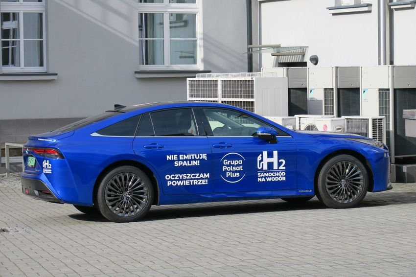 Błękitna Toyota Mirai napędzana wodorem przed budynkiem urzędu miasta Rybnika 