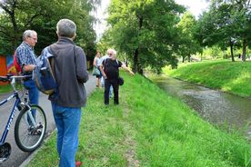 Spacer z przewodnikiem bulwarami nad Nacyną