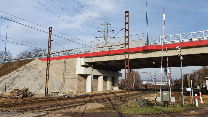 Wiadukt drogowy nad torami, widok z dołu
