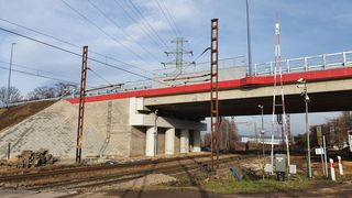 Wiadukt drogowy nad torami, widok z dołu