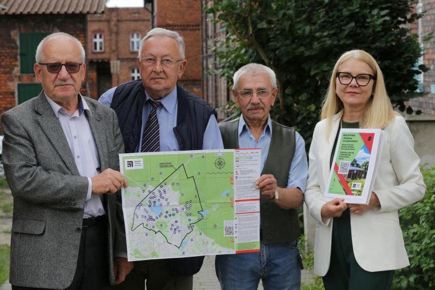 Cztery osoby trzymające mape Paruszowca