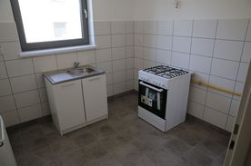 Kuchenka i zlew w kuchni, w nowym mieszkaniu 