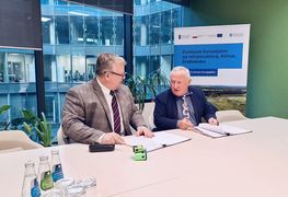 Prezes Centrum Zielonej Energii Sp. z o.o., Adam Ciekański, podpisuje z wiceprezesem Narodowego Funduszu Ochrony Środowiska i Gospodarki Wodnej, Pawłem Augustynem