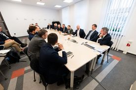 Spotkanie przy stole konferencyjnym przedstawicieli Grupy PGE, Miasta Rybnik i PGNiG TERMIKA S.A. 