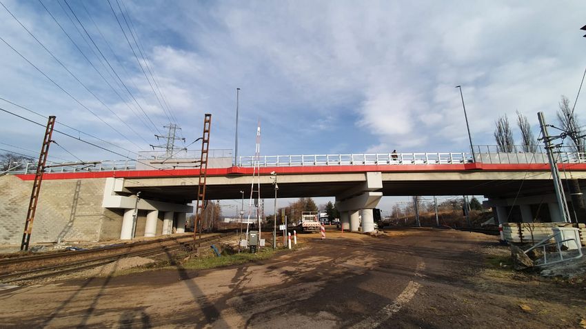 Wiadukt drogowy nad torami kolejowymi, widok z dołu