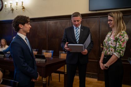 młodzież w sali obrad urzędu miasta na sesji młodzieżowej rady miasta