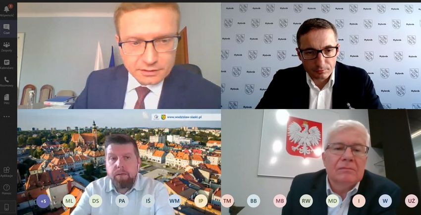 Kolaż 4 ekranów - na każdym ekranie jedna osoba osób 