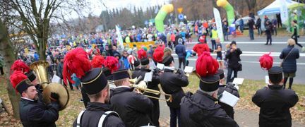 Orkiestra górnicza, w tle biegacze