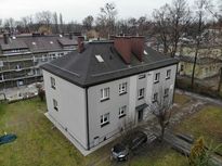 Kilkupiętrowy budynek mieszkalny po termomodernizacji. Widok z lotu ptaka.