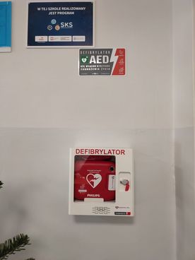 Defibrylator AED na ścianie budynku użyteczności publicznej w dzielnicy Boguszowice Osiedle. 