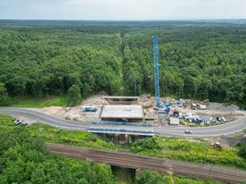 Budowa wiaduktu nad linią kolejową w dzielnicy Kamień z lotu ptaka