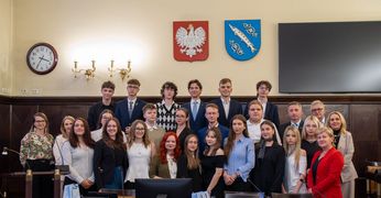 młodzież w sali obrad urzędu miasta na sesji młodzieżowej rady miasta