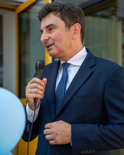 mężczyzna z mikrofonem