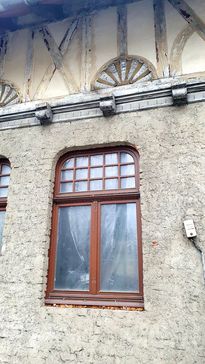 Okno w ścianie budynku