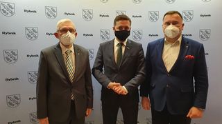 Na zdjęciu w środku: Prezydent Rybnika Piotra Kuczera, obok przedstawiciele Politechniki Śląskiej – Prorektor ds. Współpracy z Otoczeniem Społeczno-Gospodarczym prof. dr hab. inż. Janusz Kotowicz i dyrektor Centrum Kształcenia Ustawicznego dr inż. Zygmunt Łukaszczyk.