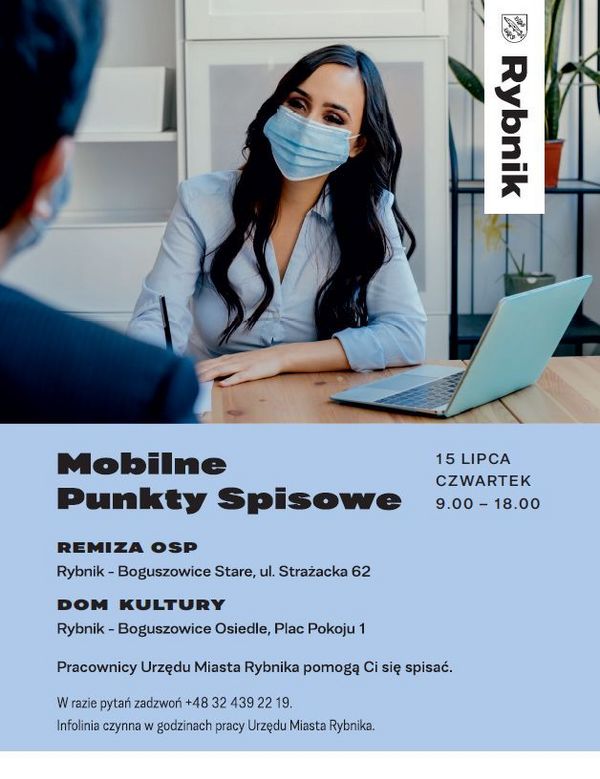 Plakat informujący o Mobilnym Punkcie Spisowym. W zdjęciowej części młoda kobieta w maseczce ochronnej siedzi przy stole, rozmawiając z drugą osobą, widoczną od tyłu. Na stole otwarty laptop