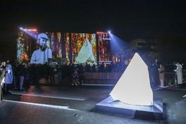 Wieczorny mapping na ścianie Galerii Sztuki Rzeczna