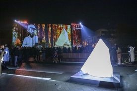 Wieczorny mapping na ścianie Galerii Sztuki Rzeczna